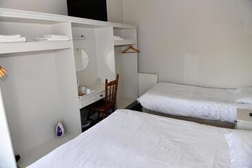 تختخواب و صبحانه Railway House Guest House