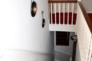 تختخواب و صبحانه Railway House Guest House