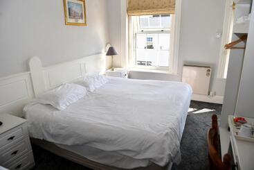 تختخواب و صبحانه Railway House Guest House