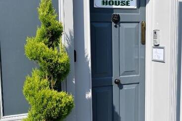 تختخواب و صبحانه Railway House Guest House