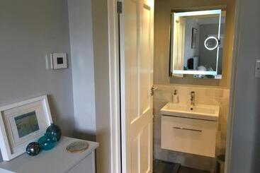 تختخواب و صبحانه Tranquil, Luxurious Double Bedroom, En Suite, Cosy Private Lounge, Woodburner & Your Own Front Door