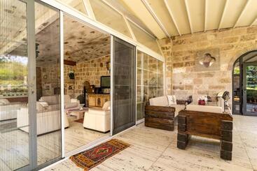 هتل Deluxe Villa With Pool