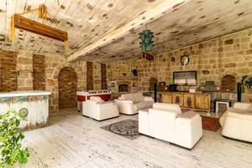 هتل Deluxe Villa With Pool