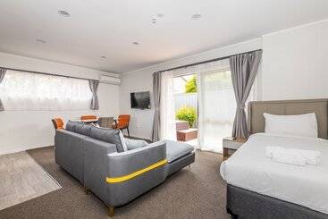 Aurora City Suites Motel
