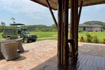 هتل Ishasha Pride Lodge