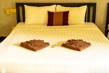 Отель Lok Taneuy Residence