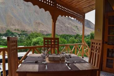 هتل Roomy Hindukush Sarai