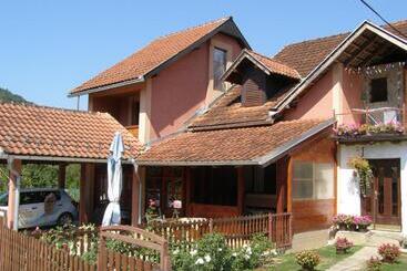 پانسیون Guesthouse Tadic