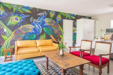 پانسیون Rozenburg Guest House