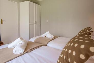 پانسیون Rozenburg Guest House
