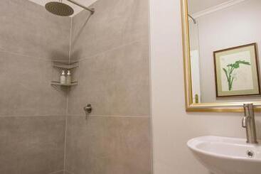 پانسیون Rozenburg Guest House