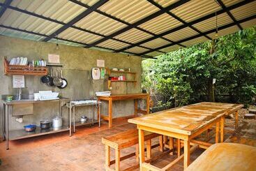 酒店 Don Jon S Surf And Yoga Lodge