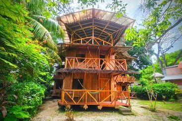 酒店 Don Jon S Surf And Yoga Lodge