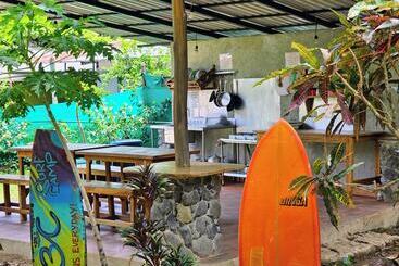酒店 Don Jon S Surf And Yoga Lodge