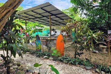 酒店 Don Jon S Surf And Yoga Lodge