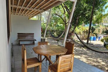 酒店 Don Jon S Surf And Yoga Lodge