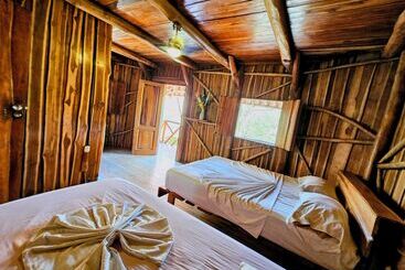 酒店 Don Jon S Surf And Yoga Lodge