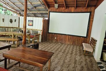 酒店 Don Jon S Surf And Yoga Lodge