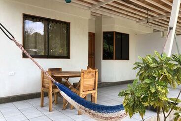酒店 Don Jon S Surf And Yoga Lodge