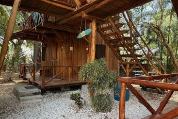 酒店 Don Jon S Surf And Yoga Lodge