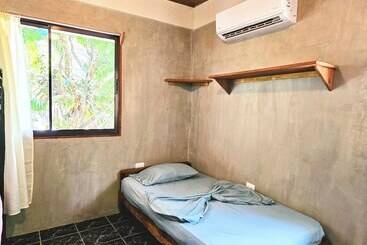 酒店 Don Jon S Surf And Yoga Lodge