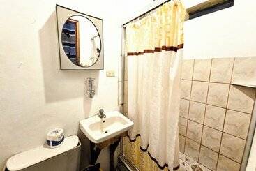酒店 Don Jon S Surf And Yoga Lodge
