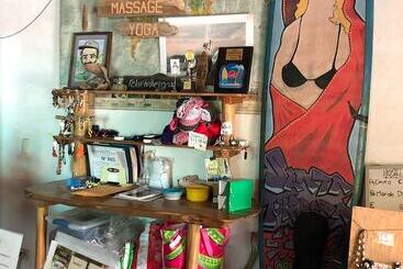 酒店 Don Jon S Surf And Yoga Lodge