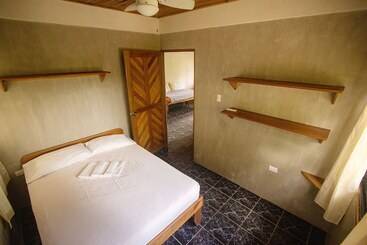 酒店 Don Jon S Surf And Yoga Lodge