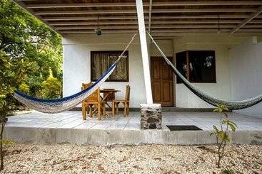酒店 Don Jon S Surf And Yoga Lodge