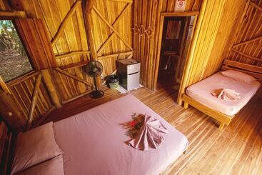 酒店 Don Jon S Surf And Yoga Lodge