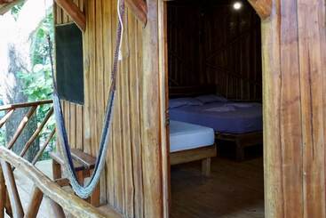 酒店 Don Jon S Surf And Yoga Lodge