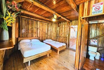 酒店 Don Jon S Surf And Yoga Lodge
