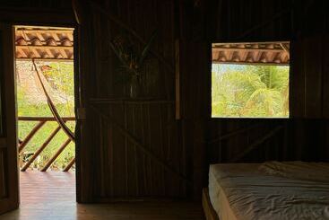 酒店 Don Jon S Surf And Yoga Lodge