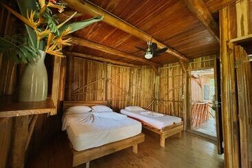 酒店 Don Jon S Surf And Yoga Lodge