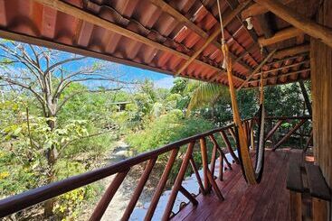 酒店 Don Jon S Surf And Yoga Lodge