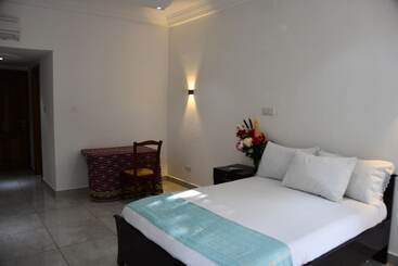 Отель Raffin Royal Lodge