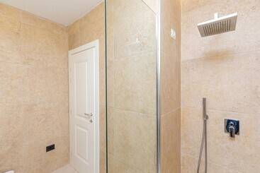 هتل B&b Champagne Vlore Bay