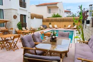 هتل Wind Of Alacati +12