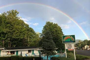 Brookside Motel & Cabins