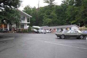 Brookside Motel & Cabins