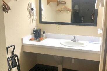 هتل Economy Inn Mccook