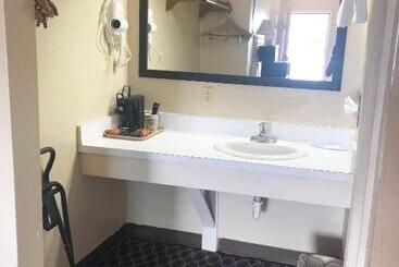 هتل Economy Inn Mccook