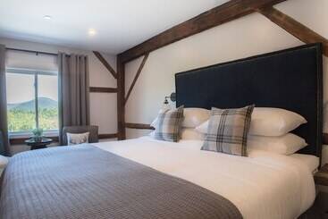 هتل Mountain Meadows Lodge