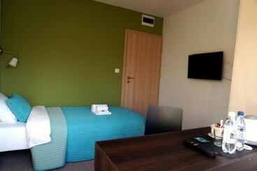 هتل Villa Modlin Airport