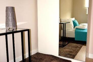 هتل Villa Modlin Airport