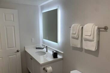 هتل West Beach Suites
