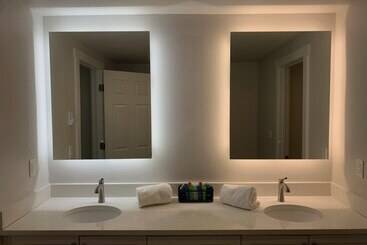 هتل West Beach Suites