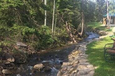 هتل Whitetail Creek Camping Resort