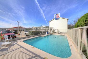 Motel 6kerrville, Tx
