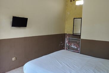 בית מלון כפרי Oyo Life 93265 Kos Cendana Seruni Raya